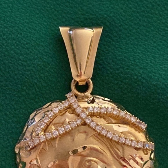 Jesus Christ Face Pendant in Solid Gold great gift idea for protection and faith - Picture 3 of 8
